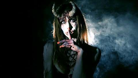 在森林里的少女变成魔鬼的玩偶性交